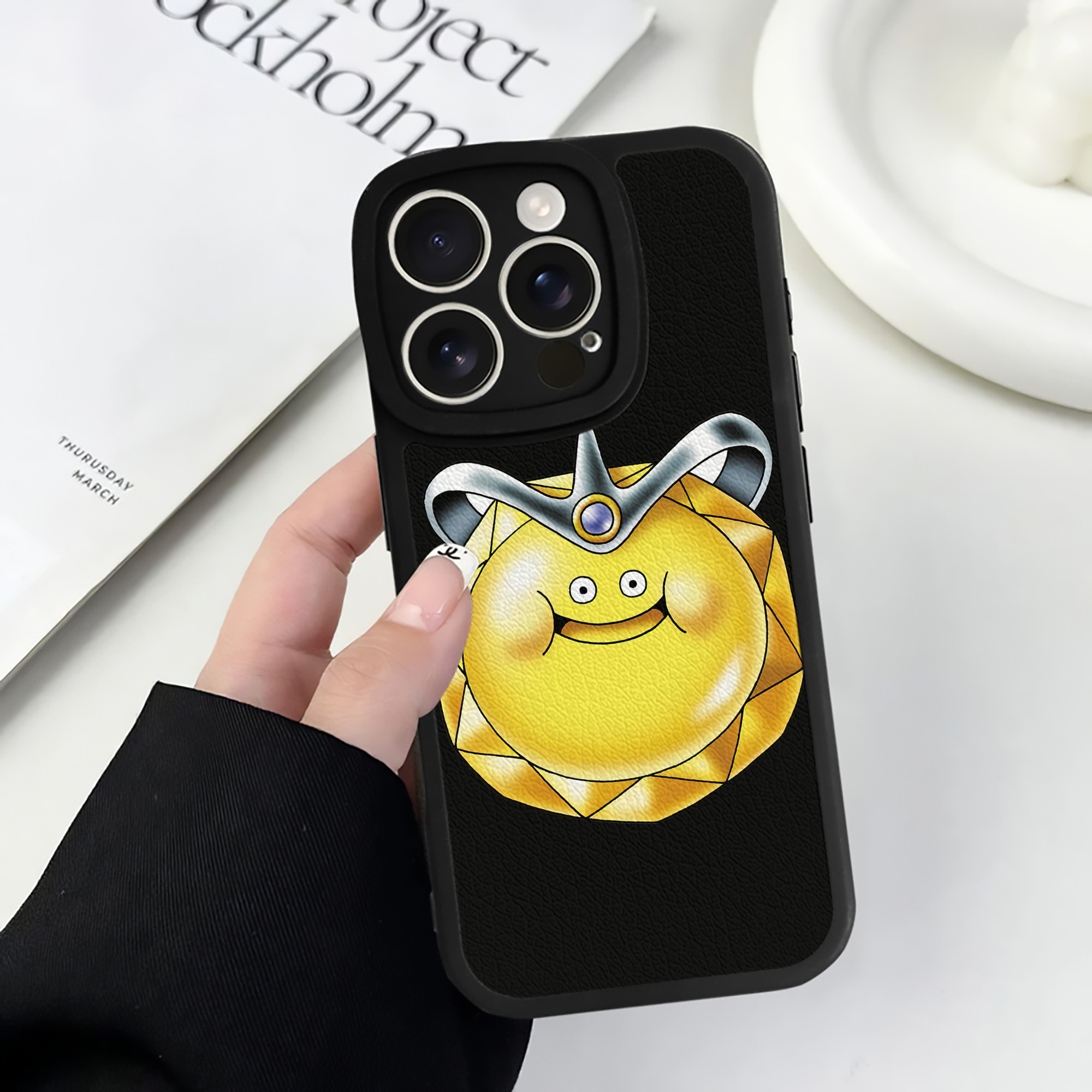 （画像用） ドラゴンクエスト Doragon Kuesuto Dragon Quest 【iPhone 16シリーズ対応】シリコンスマホケース（レザー調） 材質：シリコン